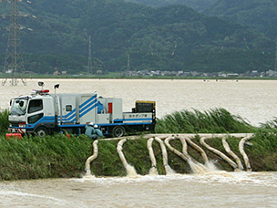 排水ポンプ車（30㎥／min水中モータ式）作業状況