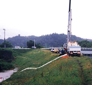 排水ポンプ車(60㎥／min水中モータ式)作業状況