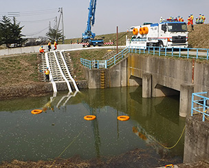 排水ポンプ車(30㎥／min水中モータ式　高揚程)作業状況