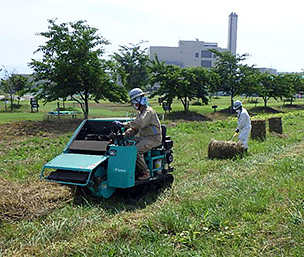 草刈梱包機(こんぽうき)作業状況