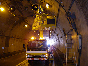 トンネル点検車作業状況