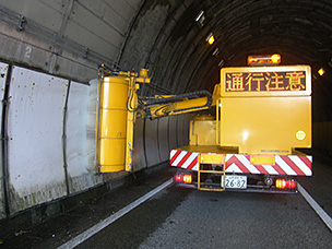 トンネル清掃車作業状況