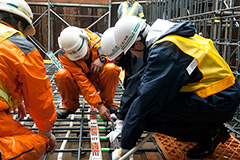 設計図どおりに鉄筋が配置されているかを確認