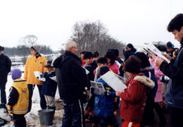 写真:平成15年2月16日に行われた「白鳥を見る会」