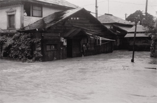 降雨により冠水した道路