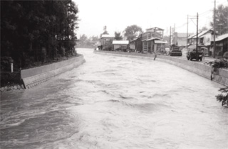 氾濫寸前の堀立川