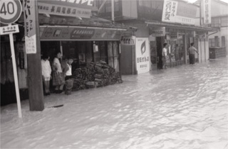 城西１丁目地内　道路が冠水し心配そうに見つめる市民