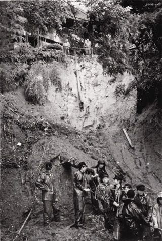 漆山　珍蔵寺東側の地すべり