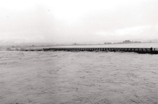 流出寸前の睦橋