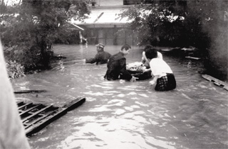 家の中から貴重品を運ぶ住民