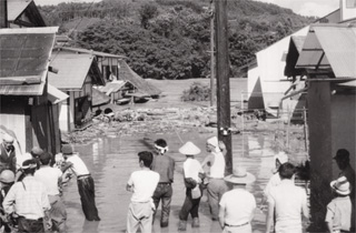 百目木地区　悲惨な状況の中立ち尽くす被災者達