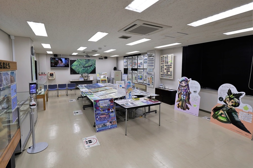ものしり館内全体の様子。御所ダムに関するパネルや写真、周辺施設のパンフレット、地質標本など展示
