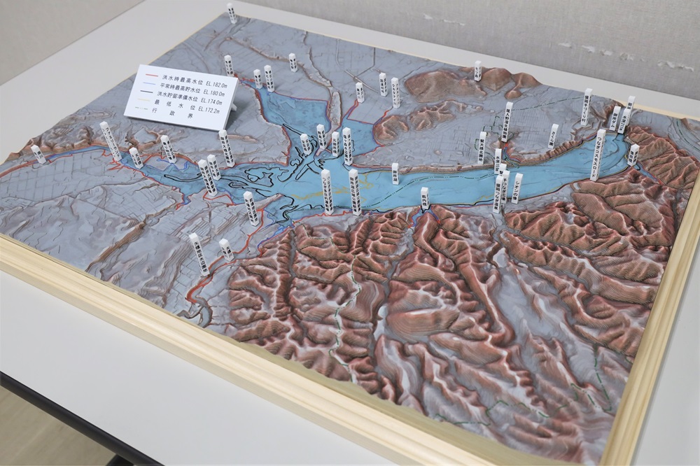 御所湖とその周辺の地形を立体的に表した模型を展示している