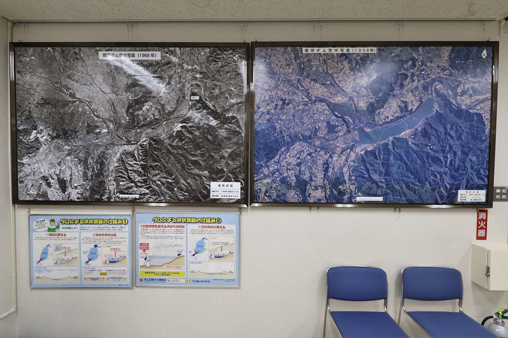 1968年と1998年の御所ダム空中写真が壁全体に大きく展示されている