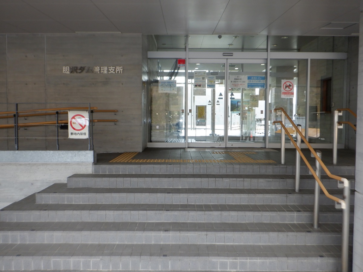 正面から見た胆沢ダム展示室入り口
