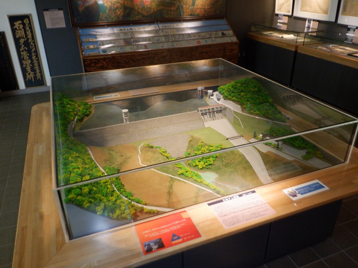 石淵堰堤史料室中央に展示されている石淵ダムの模型を上から写した画像