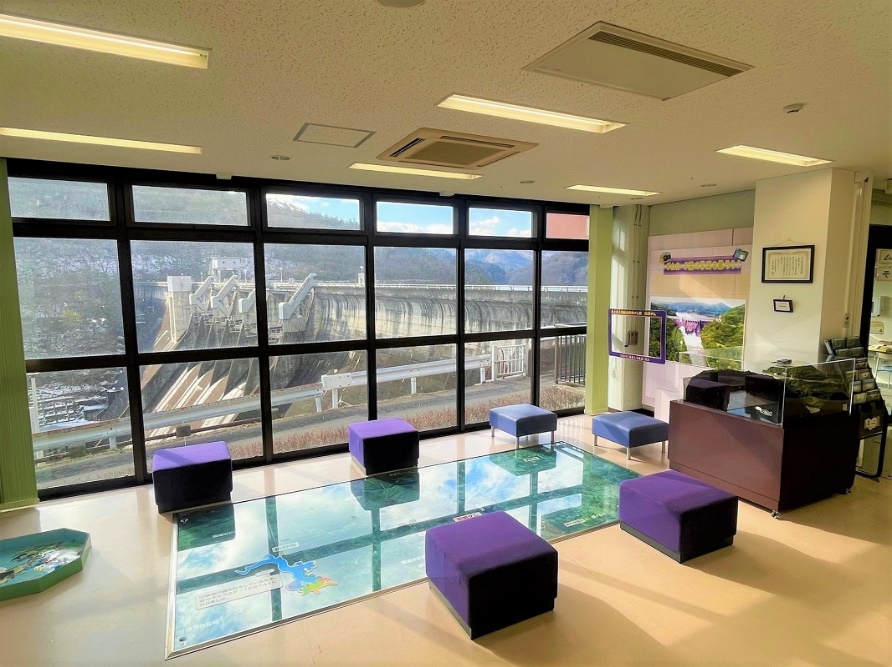 ダムカード風写真が撮れる撮影コーナーと田瀬ダムの模型が展示されており、床には猿ヶ石川流域写真が設置されている。