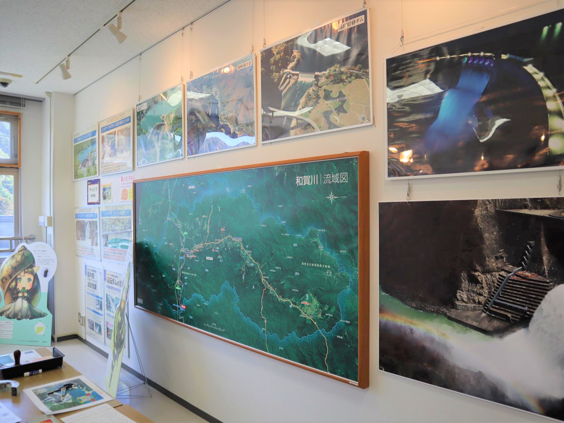 和賀川の流域図を中心に湯田ダムの写真などが展示されている様子