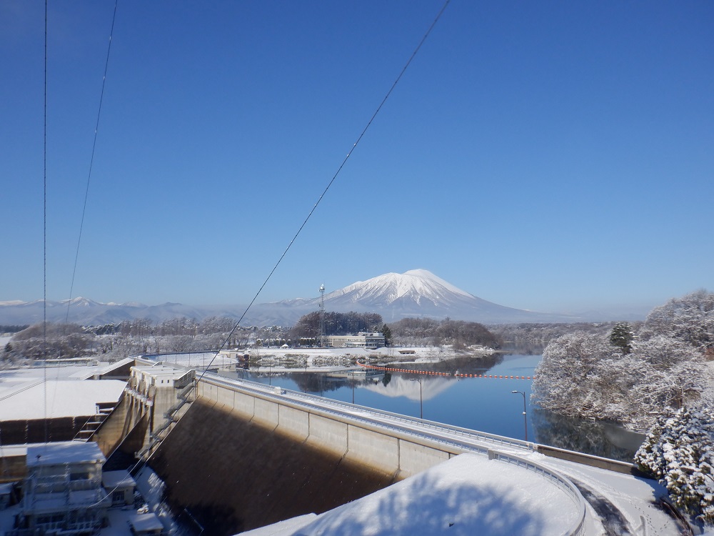 雪により、ダム堤体が白に覆われています。