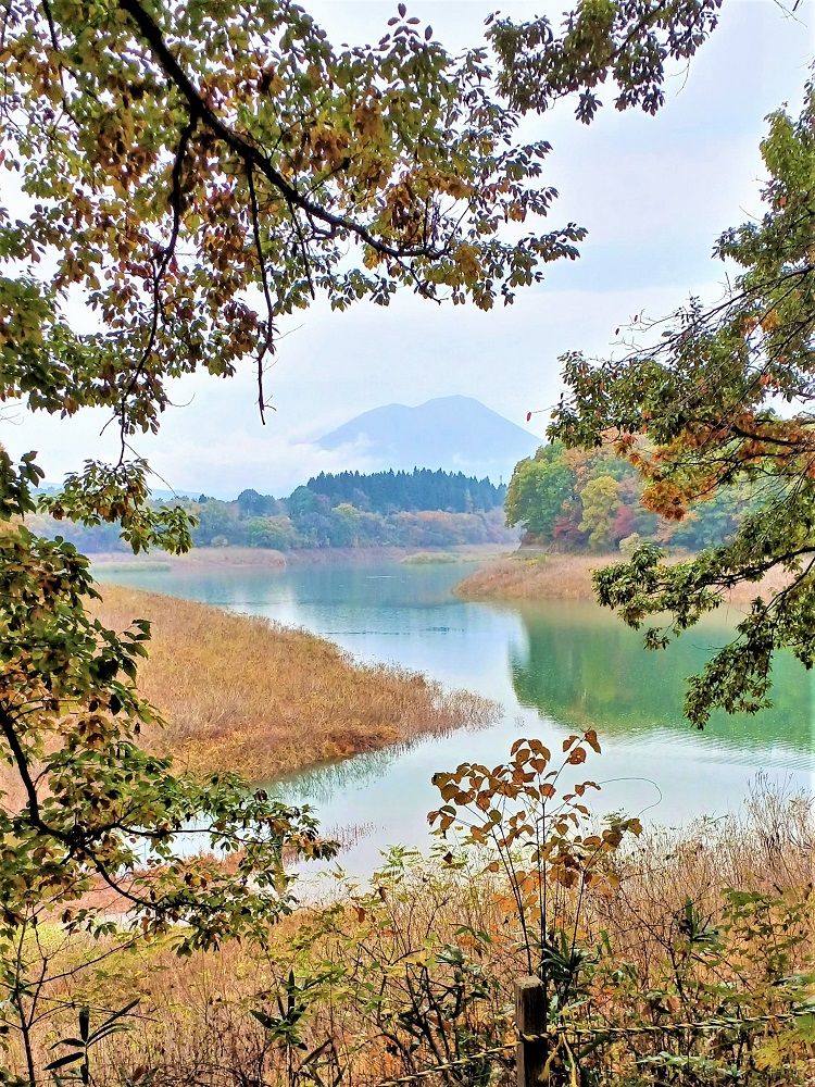 豊かな自然に囲まれた湖。その奥には岩手山が見える。