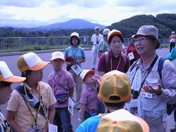 野鳥探検コースには、８家族　２２名が参加しまいた。<br />双眼鏡を持って、身近な鳥たちの鳴き方や飛び方を観察しました。<br />散策をしながら、鳥だけではなく草木のお勉強もしたようです。