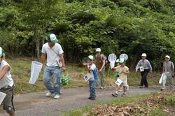 昆虫観察コースには、１４家族　３８名のみなさんが参加されました。<br />さくら湖周辺に生息する虫たちの標本を見てお勉強してから<br />２班に分かれ虫かごと網を持って向山森林公園を探検しました。<br />カブトムシやクワガタムシを見つけるたびに歓声が上がりました。