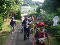 虫取り網、虫かごをもって向山森林公園に昆虫観察に行きました。<br />木に仕掛けたトラップに昆虫を発見すると、子供たちは一斉に木の回りに集まっていました。<br />インストラクターさんより、昆虫の集まる木や飼い方のお話もありました。<br />みなさん、大事に育ててくださいね。