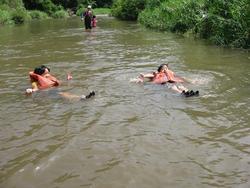 三春ダムの本川（大滝根川）に住む水生生物を観察しました。<br />はじめに、インストラクターさんより魚や昆虫の捕まえ方を教えてもらいました。<br />オイカワやトウヨシノボリ、オニヤンマなどの水生生物が見られ、エビを捕まえたご家族もいました。<br />最後には、ライフジャケットを身につけ、川の流を体験しました。