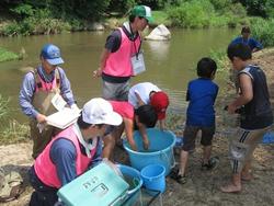 三春ダムの本川（大滝根川）に住む水生生物を観察しました。<br />はじめに、インストラクターさんより魚や昆虫の捕まえ方を教えてもらいました。<br />オイカワやトウヨシノボリ、オニヤンマなどの水生生物が見られ、エビを捕まえたご家族もいました。<br />最後には、ライフジャケットを身につけ、川の流を体験しました。