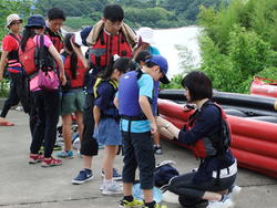 準備が出来たら、みんなの力を合わせてさくら湖へ！<br /><br />湖面から見るダムの堤体や春田大橋の下をくぐったり、普段と違う景色が見られました。<br /><br />