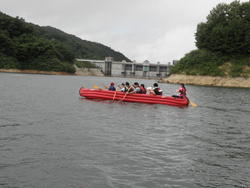 準備が出来たら、みんなの力を合わせてさくら湖へ！<br /><br />湖面から見るダムの堤体や春田大橋の下をくぐったり、普段と違う景色が見られました。<br /><br />