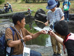 ブラックバスを解剖してみると・・・胃の中から小さな魚が出てきました！<br />ザリガニ釣りではあちこちで子どもたちの「釣れたよ！」という歓声があがります。<br />周辺の植物の勉強をしながらダムまで帰ってきました。