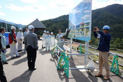 成瀬ダム展望台での説明