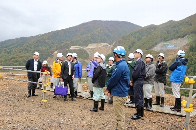 右岸ダムサイトでの説明