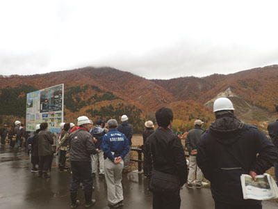 紅葉のダム見学