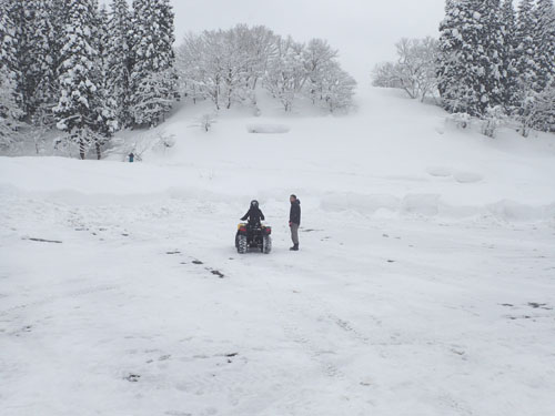 雪壁に突進