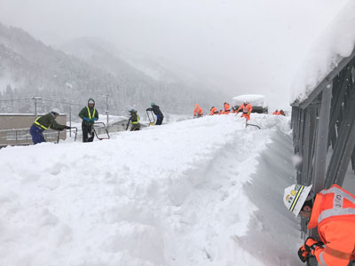 屋根の上を除雪