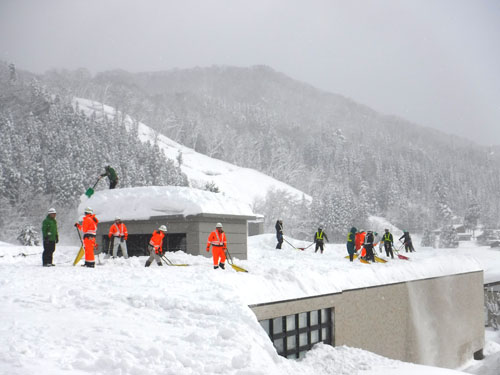 屋根の上を除雪