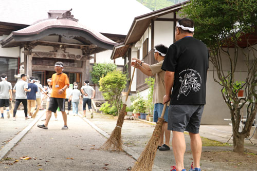 お寺の掃除