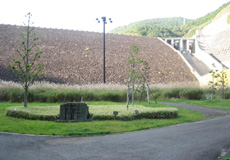 水と雲の流れる広場