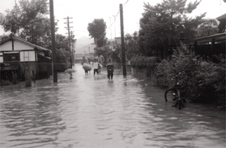 米沢市城西３丁目地内　避難する地域住民