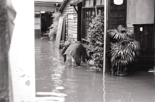 床下浸水する住家