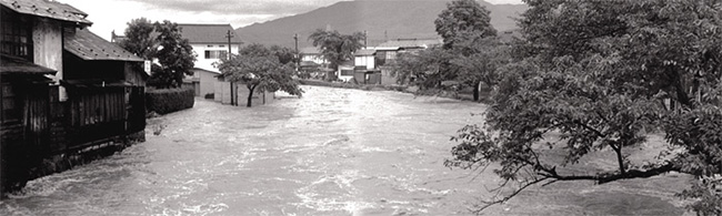 前川の氾濫（矢来橋から下流を見る）