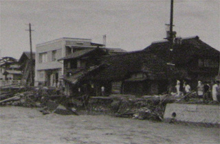 大黒橋付近　前川の護岸決壊により家屋が流失