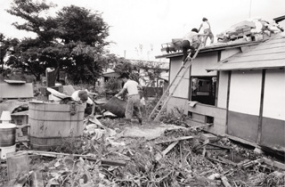 桜町地内　最上川の急激な増水は家財道具を水浸しにした