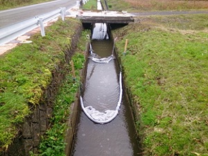 水路に簡易オイルフェンス設置