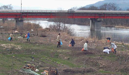 河川敷のごみも回収