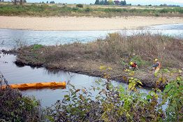 油の流下を遮断するフェンスの設置訓練