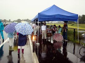 雨の中を集まってくれた地域の皆さん