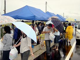 雨の中を集まってくれた地域の皆さん